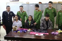 Các đối tượng và tang vật vụ án.