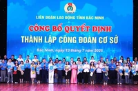 Lãnh đạo tỉnh Bắc Ninh chúc mừng 36 công đoàn cơ sở được thành lập mới.