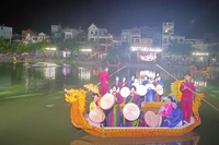 Biểu diễn dân ca quan họ trên thuyền, hoạt động văn hóa không thể thiếu tại Bắc Ninh trong những ngày Lễ.