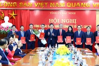 Đồng chí Nguyễn Văn Gấu, Bí thư Tỉnh ủy Bắc Ninh trao Quyết định tới các đồng chí lãnh đạo Ban Tổ chức Tỉnh ủy.