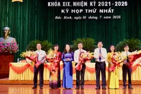 Bí thư Tỉnh ủy Bắc Ninh Nguyễn Văn Gấu tặng hoa chúc mừng lãnh đạo Hội đồng nhân dân Bắc Ninh mới.
