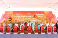 Các đại biểu thực hiện nghi thức khởi công Dự án chung cư thương mại tại phường Bắc Giang.