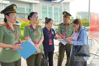 Phó Giám đốc Công an tỉnh Vĩnh Long Nguyễn Thị Hải Yến dự tổng duyệt chương trình. 
