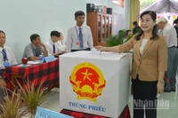 Đồng chí Châu Thị Mỹ Phương, Phó Bí thư Tỉnh ủy, Chủ tịch Hội đồng nhân dân tỉnh Đồng Tháp bỏ phiếu bầu cử tại Khu phố 22, phường Đạo Thạnh, tỉnh Đồng Tháp.