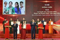 Chủ tịch nước Lương Cường và đồng chí Trần Cẩm Tú, Ủy viên Bộ Chính trị, Thường trực Ban Bí thư, Trưởng Ban Chỉ đạo 35 Trung ương trao giải A tặng các tác giả.