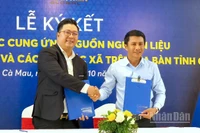 Phó Chủ tịch Hội đồng quản trị Thanh Niên Global Nguyễn Văn Phú (bìa trái) ký kết hợp tác với Hợp tác xã Cua Muối Cà Mau. 