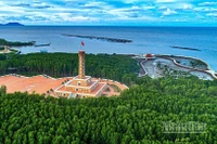 Một góc Khu du lịch Đất Mũi nhìn ra cụm đảo Hòn Khoai, nơi có thể nhìn mặt trời mọc trên Biển Đông và lặn ở Biển Tây.