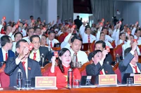 Biểu quyết thông qua Nghị quyết nhiệm kỳ 2025-2030 tại Đại hội đại biểu Đảng bộ tỉnh Cà Mau.