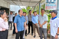 Bí thư Tỉnh ủy Cà Mau Nguyễn Hồ Hải thị sát thực tế ở cơ sở, lắng nghe nguyện vọng của người dân vùng thiếu nước sử dụng trong sinh hoạt ở xã Tân Bằng. 