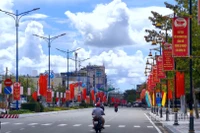 Khắp đường phố Cà Mau đỏ sắc cờ và các khẩu hiệu tuyên truyền về Đại hội đại biểu Đảng bộ tỉnh nhiệm kỳ 2025-2030.