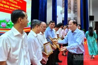 Bí thư Tỉnh ủy Cà Mau Nguyễn Hồ Hải (bìa phải) tặng Bằng khen của Ban Thường vụ Tỉnh ủy cho các tập thể tiêu biểu, xuất sắc trong vận hành chính quyền địa phương 2 cấp.