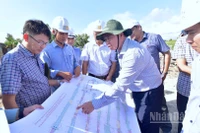 Phó Bí thư Thường trực Tỉnh ủy Cà Mau Huỳnh Quốc Việt (đội nón tay bèo) kiểm tra công tác giải phóng mặt bằng cao tốc đoạn qua tỉnh Cà Mau.