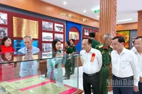 Ủy viên Trung ương Đảng, Trưởng Đoàn Đại biểu Quốc hội tỉnh Cà Mau Lữ Văn Hùng (thứ 2 từ trái qua) cùng lãnh đạo tỉnh Cà Mau tham quan không gian trưng bày trong khu di tích.