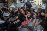 Người dân Palestine phải di dời chờ nhận thực phẩm miễn phí từ một trung tâm phân phối thực phẩm ở Thành phố Gaza, ngày 14/7/2025.(Ảnh: THX)