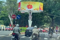 Tuyên truyền trực quan về Đại hội đại biểu Đảng bộ tỉnh Đắk Lắk lần thứ I, nhiệm kỳ 2025-2030, trên đường Lê Duẩn, phường Buôn Ma Thuột.