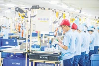 Công nhân trong ca sản xuất tại Công ty TNHH Rhythm. Ảnh trong bài | THÀNH ĐẠT