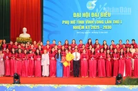 Bí thư Tỉnh ủy Vĩnh Long Trần Văn Lâu tặng hoa chúc mừng Ban chấp hành mới. 