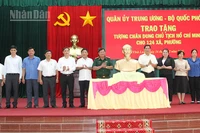 Đại diện Đảng ủy - Bộ Tư lệnh Quân khu 9 cùng đại diện lãnh đạo tỉnh Vĩnh Long trao tặng tượng chân dung Chủ tịch Hồ Chí Minh cho các xã, phường trên địa bàn tỉnh Vĩnh Long. 