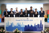 Các đại biểu thực hiện nghi thức khởi động chương trình "Kiến tạo tương lai Việt Nam". (Ảnh: HNV)