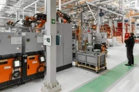 Vận hành máy móc trong doanh nghiệp gắn với ứng dụng công nghệ hiện đại, công nghệ xanh. (Ảnh: PV)