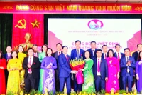 Lãnh đạo thành phố Hà Nội chúc mừng Ban Chấp hành Đảng bộ xã Ngọc Hồi nhiệm kỳ 2025-2030. (Ảnh HƯƠNG GIANG)