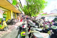Vỉa hè trên đường Phan Chu Trinh, bên hông chợ Bến Thành, phường Bến Thành hiện ngưng thu phí vỉa hè chờ hướng dẫn mới.
