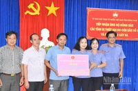 Viện Kiểm sát nhân dân tỉnh Đồng Tháp ủng hộ 132,3 triệu đồng cho nhân dân bị ảnh hưởng các cơn bão gây ra.