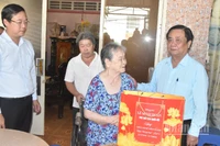 Đồng chí Lê Minh Hoan thăm hỏi và tặng quà cho gia đình bà Phạm Thị Hạnh.