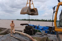 Tháo dỡ thiết bị bơm hút cát trái phép trên địa bàn tỉnh Đồng Tháp. (Ảnh: TRỌNG TÍN)