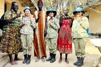 Những "bông hồng" của Việt Nam nói chung và Bệnh viện Quân y 120 nói riêng chụp ảnh lưu niệm cùng người dân sở tại.