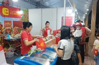 Sản phẩm OCOP của địa phương được người tiêu dùng ưa chuộng.