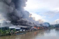 Hiện trường vụ cháy chợ Thanh Tùng vào thời điểm lửa mới bắt đầu khởi phát vào cuối giờ sáng 22/8.