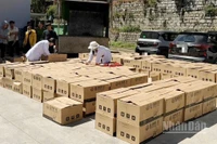 Hơn 7 tấn nguyên liệu để sản xuất cà-phê giả bị thu giữ để lấy mẫu giám định.