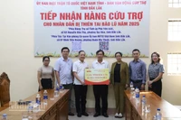 Đại diện Báo Nhân Dân trao kinh phí hỗ trợ cho tỉnh Đắk Lắk để xây dựng 10 căn nhà tình nghĩa cho các hộ dân bị ảnh hưởng bởi thiên tai trong đợt bão, lũ vừa qua.