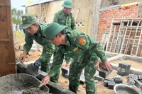 Thiếu tá Nguyễn Thanh Diễn cùng đồng đội trực tiếp xây tường, dựng lại mái ấm cho gia đình anh Trần Thế Lâm bị thiệt hại do mưa lũ.