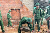 Cán bộ, chiến sĩ Đồn Biên phòng Hòa Hiệp Nam đang thi công phần móng cho gia đình ông Trần Thế Lâm ở phường Hòa Hiệp.