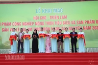 Lãnh đạo Sở Công thương tỉnh Đắk Lắk và các đại biểu cắt băng khai trương hội chợ-triển lãm.