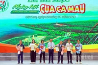 Đồng chí Hồ Việt Triều, Giám đốc Công an tỉnh Cà Mau trao thưởng cho các tác giả sáng tác Logo, Biểu tượng vui về con Cua và Slogan về chủ đề “Cua Cà Mau: Hương rừng-Vị biển”.