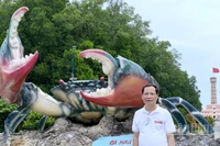 Biểu tượng Cua Cà Mau nằm trang trọng trong khu du lịch Mũi Cà Mau, thuộc xã Đất Mũi, tỉnh Cà Mau.