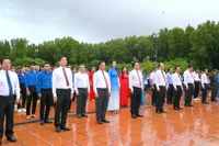 Lãnh đạo tỉnh Cà Mau cùng hơn 400 đại biểu là cán bộ, chiến sĩ, đoàn viên và học sinh... xã Đất Mũi trang nghiêm thực hiện nghi thức chào cờ.