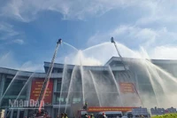 Hiện trường giả định lực lượng phòng cháy chữa cháy và cứu hộ cứu nạn đang tham gia chữa cháy tại Trung tâm hội nghị tỉnh Vĩnh Long. 