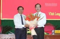 Bí thư Tỉnh ủy Vĩnh Long Trần Văn Lâu tặng hoa chúc mừng tân Chủ tịch Ủy ban nhân dân tỉnh Vĩnh Long Trần Trí Quang. 