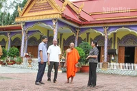 Thượng tọa Thạch Thưa, Sư cả chùa Đại Trường, xã Tiểu Cần đang trao đổi với lãnh đạo chính quyền địa phương xã Tiểu Cần, tỉnh Vĩnh Long. 