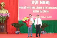 Phó trưởng Ban Tổ chức Trung ương trao Quyết định cho đồng chí Trần Trí Quang. 