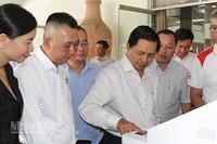 Bí thư Tỉnh ủy Vĩnh Long Trần Văn Lâu cùng các đại biểu trải nghiệm hệ thống giải pháp EZYSERVE AIB phục vụ hành chính công do Công ty Cổ phần Lê Bảo Minh phối hợp triển khai tại Vĩnh Long. 