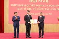 Đồng chí Trưởng Ban Tổ chức Trung ương trao Quyết định phê chuẩn Bí thư Tỉnh ủy cho đồng chí Trần Huy Tuấn.