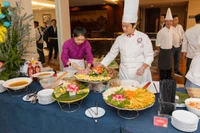 Khách mời trải nghiệm ẩm thực sau buổi họp báo.