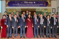 Phó Chủ tịch nước Võ Thị Ánh Xuân và Tổng Biên tập Báo Nhân Dân Lê Quốc Minh chụp hình lưu niệm với Ban lãnh đạo Trường Đại học Ngoại ngữ-Đại học Quốc gia Hà Nội và các đại biểu.