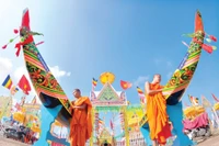 Ghe ngo - biểu tượng đoàn kết của cộng đồng Khmer Nam Bộ, thể hiện tinh thần gắn kết và niềm tự hào văn hóa.