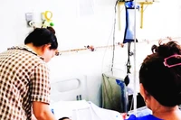 Bệnh nhi điều trị sốt xuất huyết tại Bệnh viện Nhi đồng thành phố Cần Thơ.